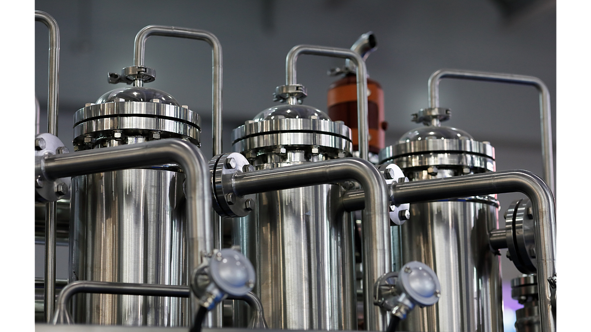 304 stainless steel mixing tank in a food processing plant ensuring hygienic food preparation.