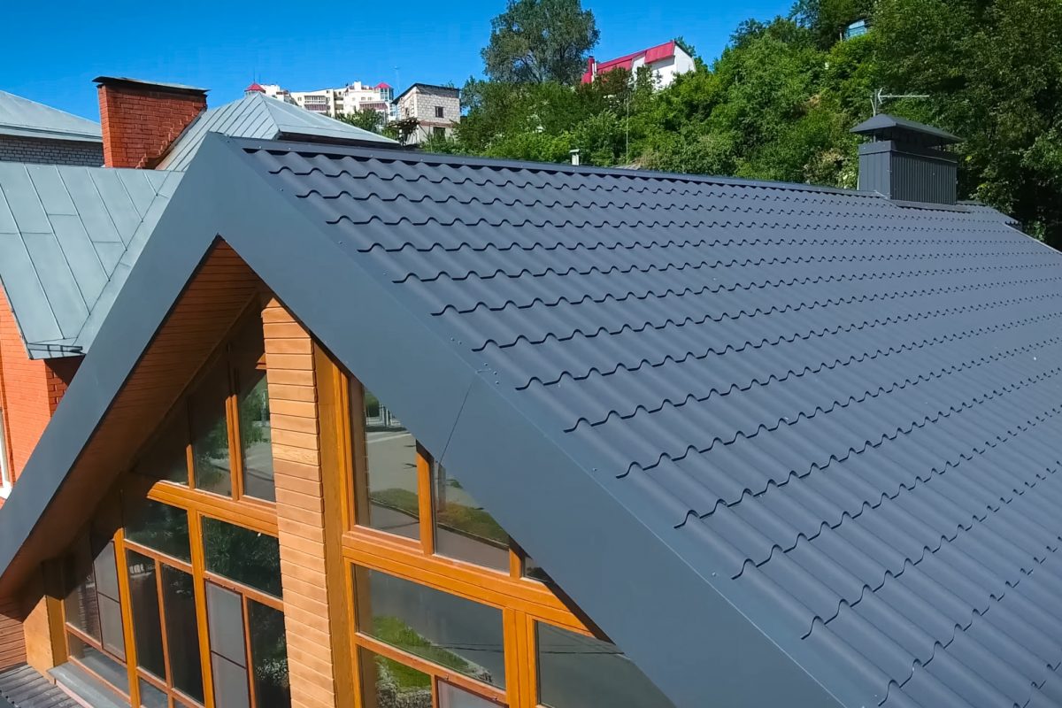 house with metal roof in Colorado that complies with WUI building codes
